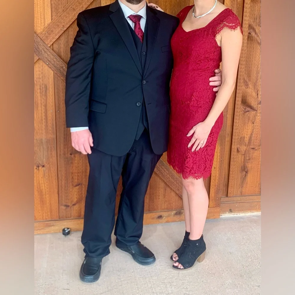 Elegant Lace Midi Dress in Burgundy - Picture 2 of 9